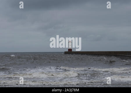 Berwick Pier und Leuchtturm an einem stürmischen Tag Winter, Berwick-upon-Tweed, Northumberland, Großbritannien. Stockfoto