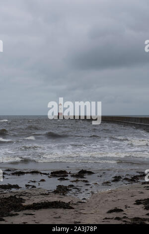 Berwick Pier und Leuchtturm an einem stürmischen Tag Winter, Berwick-upon-Tweed, Northumberland, Großbritannien. Stockfoto