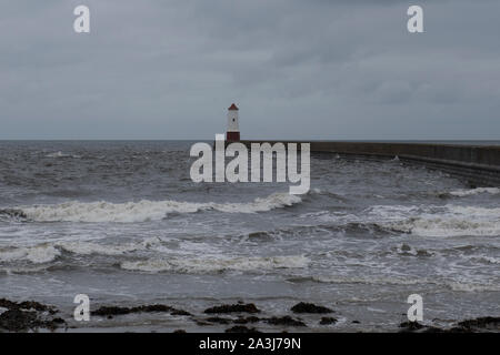 Berwick Pier und Leuchtturm an einem stürmischen Tag Winter, Berwick-upon-Tweed, Northumberland, Großbritannien. Stockfoto