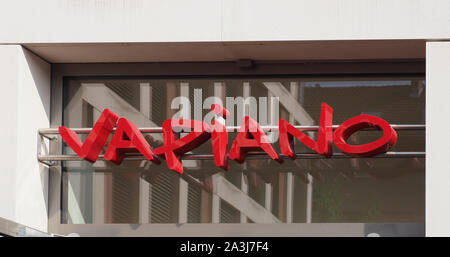 KOELN, Deutschland - ca. August 2019: Vapiano Zeichen Stockfoto