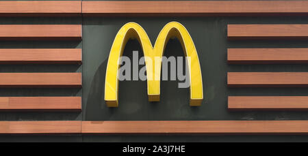 Düsseldorf, Deutschland - ca. August 2019: McDonald's Sign Stockfoto