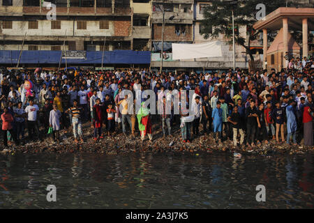 Dhaka, Bangladesch. 9. Okt., 2019. Menschen versammeln sich am letzten Tag der Durga Puja Festival auf der Bank der Buriganga River zu sehen. Die vier Tag lang Durga Gottesdienst Festival, in Bangladesch und Indien gefeiert, gipfelt in der Immersion der Idole von Durga, und symbolisiert den Sieg des Guten über das Böse in der hinduistischen Mythologie. Credit: MD Mehedi Hasan/ZUMA Draht/Alamy leben Nachrichten Stockfoto