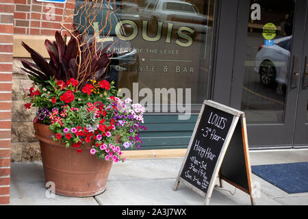 Italienisches Restaurant Louis Eingang mit Blumen eine a-frame unterzeichnen. Werbung Happy Hour. St. Paul Minnesota MN USA Stockfoto