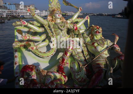 Dhaka, Bangladesch. 08 Okt, 2019. Idol der hinduistischen Göttin Durga am Fluss Buriganga in Sadarghat für Immersion während des Festivals. Die vier Tag lang Durga Festival in Bangladesch gefeiert und gipfelt in der Immersion der Götzen der hinduistischen Göttin Durga, die Leistung und der Sieg des Guten über das Böse in der hinduistischen Mythologie symbolisiert. Credit: SOPA Images Limited/Alamy leben Nachrichten Stockfoto