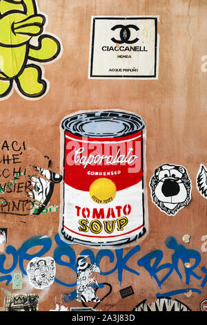 Street Art Poster - von Andy Warhols Campbell's Soup inspiriert Können - gegen illegale Caporalato Landwirtschaft Arbeiter Einstellung system in Italien protestieren Stockfoto
