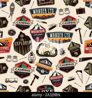Camping Abenteuer nahtlose Muster mit Outdoor explorer Patches und Wandern Symbole Symbole. Vektor ungewöhnliche Hintergrundbild Stock Vektor