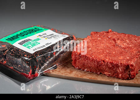 MORGANTOWN, WV - 8. Oktober 2019: Verpackungen für Unmöglich, Nahrungsmittel Burger aus Pflanzen mit raw-Produkt auf Stahl Hintergrund Stockfoto