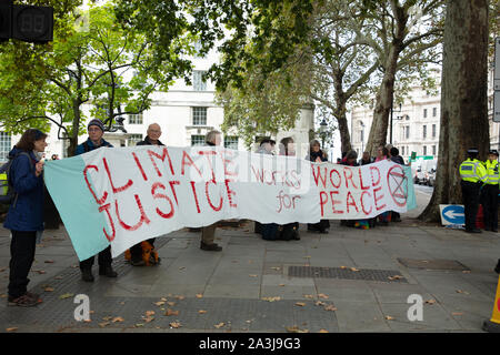 London, Großbritannien. 7. Oktober 2019. Mitglieder des Aussterbens Rebellion Frieden Gruppe Protest am Victoria Embankment an zwei einwöchigen Protest in London. Credit: Joe Kuis/Alamy Nachrichten Stockfoto