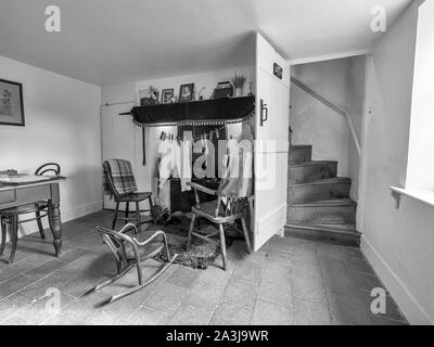 Das Wohnzimmer der Viktorianischen Ära Marshmans Kröte Loch Cottage in der Nähe von Ludham auf der Norfolk Broads in Schwarzweiß Stockfoto