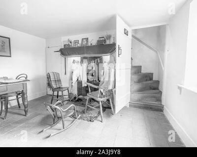 Das Wohnzimmer der Viktorianischen Ära Marshmans Kröte Loch Cottage in der Nähe von Ludham auf der Norfolk Broads in Schwarzweiß Stockfoto