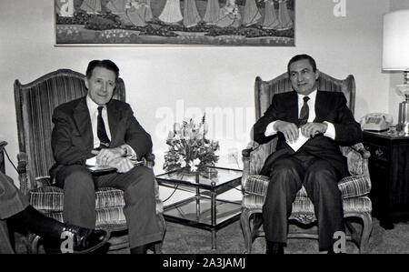 Washington DC, USA, Februar 4, 1982 der ägyptische Präsident Hosni Mubarak trifft sich mit Verteidigungsminister Caspar Weinberger in der Blair-house Stockfoto
