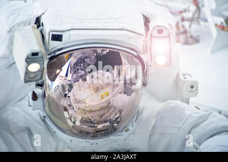 Astronaut im Weltraum in einem Raumanzug. Elemente dieses Bild wurde von der NASA eingerichtet. Stockfoto