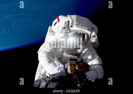 Astronaut im Weltraum in einem Raumanzug. Elemente dieses Bild wurde von der NASA eingerichtet. Stockfoto