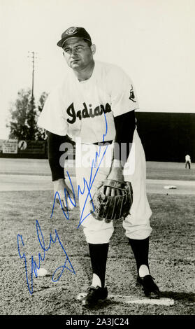 Autographiertes Foto der Hall of Fame Baseball spieler Früh Wynn der Cleveland Indians. Stockfoto