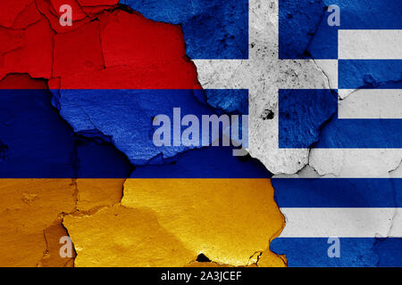 Flagge von Armenien und Griechenland malte auf Risse an der Wand Stockfoto