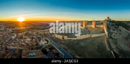 Molina de Aragon klassischen mittelalterlichen Spanischen ruiniert teilweise schloss Luftbild Panorama bei Sonnenuntergang in der Nähe von Guadalajara Spanien wiederhergestellt Stockfoto