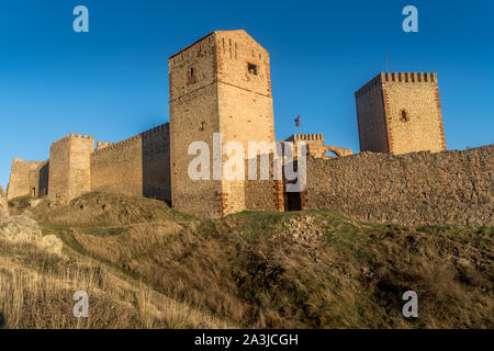 Molina de Aragon klassischen mittelalterlichen Spanischen ruiniert teilweise schloss Luftbild Panorama bei Sonnenuntergang in der Nähe von Guadalajara Spanien wiederhergestellt Stockfoto