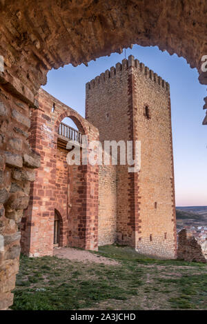 Die innere Burg Tor und Turm in Molina de Aragon klassischen mittelalterlichen Spanischen ruiniert mit Blick auf das Schloss in der Nähe von Guadalajara Spanien Stockfoto