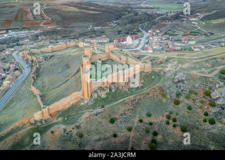 Molina de Aragon klassischen mittelalterlichen Spanischen ruiniert teilweise schloss Luftbild Panorama bei Sonnenuntergang in der Nähe von Guadalajara Spanien wiederhergestellt Stockfoto