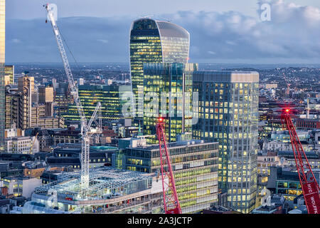 London skylines gesehen von oben von London im Herbst Sonnenuntergang, Greater London, England, Vereinigtes Königreich, Großbritannien 2019 Stockfoto