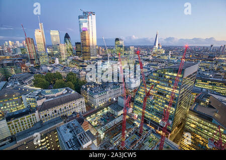 London skylines gesehen von oben von London im Herbst Sonnenuntergang, Greater London, England, Vereinigtes Königreich, Großbritannien 2019 Stockfoto