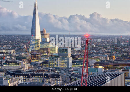 London skylines gesehen von oben von London im Herbst Sonnenuntergang, Greater London, England, Vereinigtes Königreich, Großbritannien 2019 Stockfoto