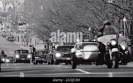 Washington DC., USA, 2. Februar 1984 Wagenkolonne mit Präsident Ronald Reagan auf dem Weg zum Russell Senate Office Building für die Republikanische Kongressabgeordnete Mittagessen Credit: Mark Reinstein/MediaPunch Stockfoto