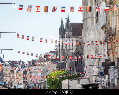 Fahnen der Alliierten in der Normandie Dörfer feiern den 75. Jahrestag der Invasion in der Normandie fliegen. Stockfoto