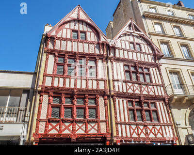 Uriges Fachwerkhaus Wohnungen im Dorf im Norden Frankreichs. Stockfoto