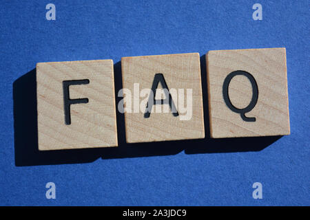 FAQ Abkürzung für Häufig gestellte Fragen in 3d Holz- Alphabet Buchstaben auf einem blauen Hintergrund Stockfoto