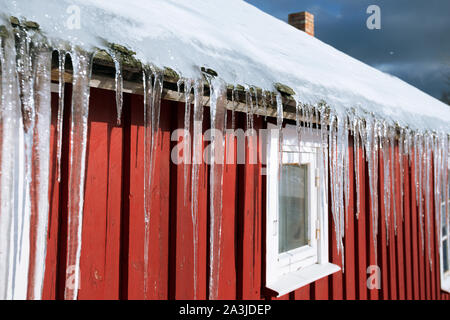 Traditionelle norwegische Holzhaus rorbu und Eiszapfen. Lofoten. Norwegen. World Travel Stockfoto