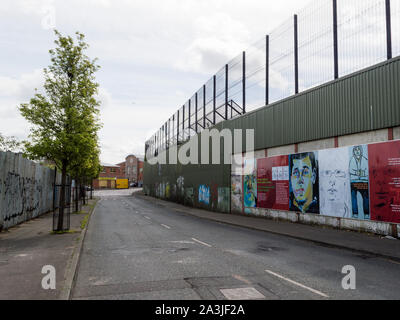 Die Linie entlang Cupar Weg in Belfast. Stockfoto