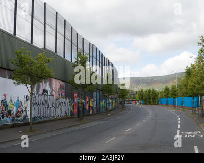 Die Linie entlang Cupar Weg in Belfast. Stockfoto