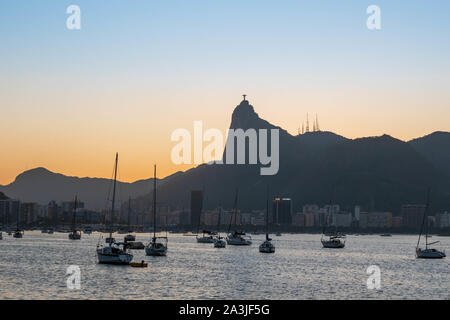 Rio de Janeiro, Brasilien - Oktober 3, 2019: Sonnenuntergang von Rio de Janeiro, mit Clear Sky, Skyline, aus dem Mureta da urca gesehen