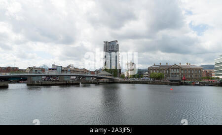 Belfast Skyline mit Lagan River Lagan Wehr, das Boot Gebäude, das Albert Memorial clock und Belfast Custom House Stockfoto