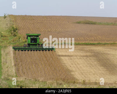 Sioux Center, Iowa, USA. 8. Oktober, 2019. Ein Landwirt beginnt seine Soja-ernte eröffnet seine erste Feld in konservativen Sioux County, Dienstag, 8. Oktober, 2019 in der Nähe von Sioux Center, Iowa befindet. Ein lokaler Landwirt sagte Er hat 1.100 Morgen zu verbinden und die tarifliche Situation mit China jeden Tag gemacht hat, eine Achterbahn. Darüber hinaus ist eine Wettervorhersage prognostiziert, Regen und Schneegestöber sind für Northwest Iowa dieses Freitag, Oktober 11, den Landwirten ein weiteres Zurück zur diesjährigen Ernte eingestellt beschäftigen konnten. Quelle: Jerry Mennenga/ZUMA Draht/Alamy leben Nachrichten Stockfoto