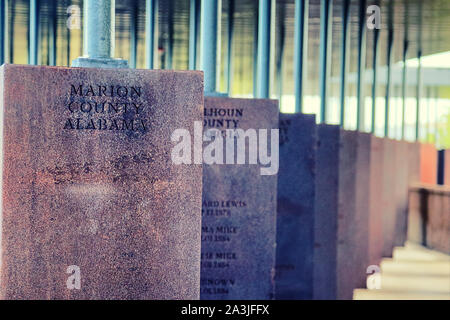 Ein Blick auf die Momente am Equal Justice Memorial in Montgomery, Alabama. Jedes Denkmal stellt eine Grafschaft in Amerika, in dem rassistischen Terror aufgetreten. Stockfoto