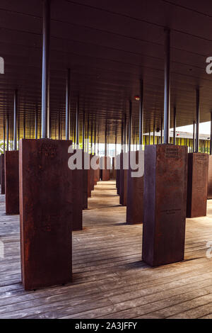 Ein Blick auf die Momente am Equal Justice Memorial in Montgomery, Alabama. Jedes Denkmal stellt eine Grafschaft in Amerika, in dem rassistischen Terror aufgetreten. Stockfoto