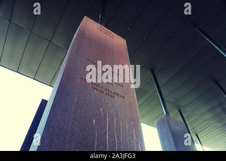 Ein Blick auf die Momente am Equal Justice Memorial in Montgomery, Alabama. Jedes Denkmal stellt eine Grafschaft in Amerika, in dem rassistischen Terror aufgetreten. Stockfoto