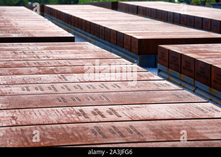 Ein Blick auf die Momente am Equal Justice Memorial in Montgomery, Alabama. Jedes Denkmal stellt eine Grafschaft in Amerika, in dem rassistischen Terror aufgetreten. Stockfoto