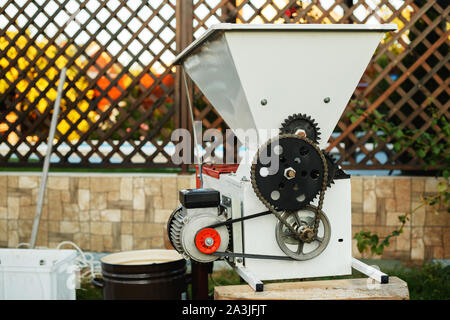 Automatische Abbeermaschine crusher Machine. Small Business Konzept. Weinherstellung. Hausgemachten Wein. Stockfoto