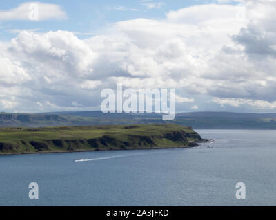 Rathlin Island Ferry an rathlin Island mit dem Norden Irlands Küste im Hintergrund, Nordirland Stockfoto