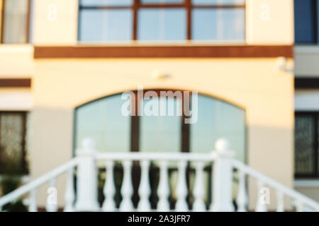Luxus Haus außen in Blur als Hintergrund mit Bokeh Effekt für Ihr Design. Stockfoto