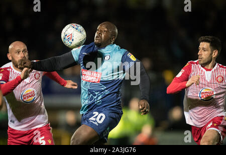 High Wycombe, UK. 08 Okt, 2019. Adebayo Akinfenwa der Wycombe Wanderers zwischen Scott Cuthbert (links) und Michael Timlin von Stevenage während der Leasing.com Trophäe Übereinstimmung zwischen den Wycombe Wanderers und Stevenage am Adams Park, High Wycombe, England am 8. Oktober 2019. Foto von Andy Rowland. Credit: PRiME Media Images/Alamy leben Nachrichten Stockfoto