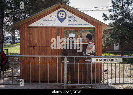 Belgrad, SERBIEN - April 2, 2016: Flüchtlinge aus Syrien und Afghanistan Hilfe erhalten und Essen zu einem Info point Namen info Park, von Freiwilligen geleitet, auf Th Stockfoto