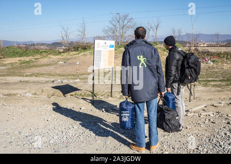 GEVGELIJA, MAZEDONIEN - Dezember 13, 2015 Flüchtlinge am Eingang des Vinojug Camps in der Nähe der Stadt Eidomeni Idomeni in Griechenland an der Grenze Stockfoto