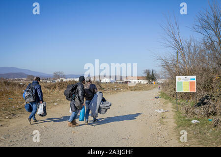 GEVGELIJA, MAZEDONIEN - Dezember 13, 2015 Flüchtlinge am Eingang des Vinojug Camps in der Nähe der Stadt Eidomeni Idomeni in Griechenland an der Grenze Stockfoto