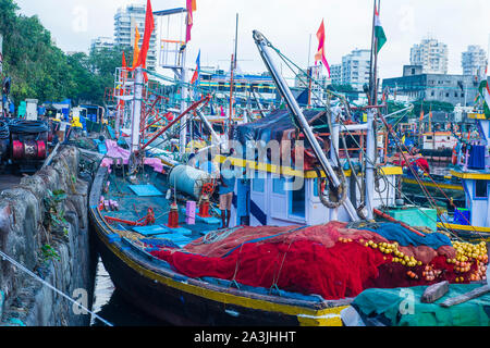 Fischerboote in Sassoon Docks in Mumbai Indien Stockfoto