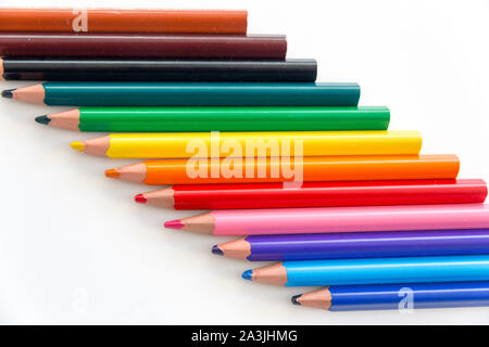 Blick von oben auf eine Reihe von bunten Dicke hölzerne Buntstifte mit Tipps und bäumt sich auf, quer im Rahmen angeordnet. Stockfoto