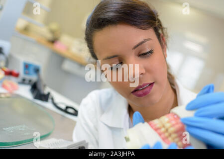 Frau mit einem zahnmedizinischen Prothesen Stockfoto